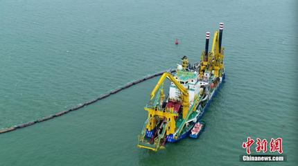 疏浚重器“天鲲号”为连云港港10万吨级航道工程施工